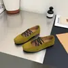 Sapatos de moda estilo Mary Jane, bico quadrado, com aumento de altura, em camurça, para mulheres, novo modelo de verão 2026 com tiras elásticas cruzadas e design baixo