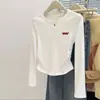 Novo produto de outono: camiseta feminina de algodão puro com mangas compridas, gola redonda e ombros retos, campeã de vendas, modelagem justa, estilosa e que rejuvenesce, peça básica