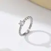 Anel Twist Twist de Diamante Retro Moda Europeia e Americana Transfronteiriça Novo Twist Anel de Aço Inoxidável Elegante de Luxo Leve Nicho