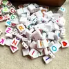 Venda Quente Transfronteiriça Miçangas Quadradas com Duas Furações para Letras com Fundo Branco e Letras Coloridas Acessórios para Fazer Pulseiras e Joias Venda Direta da Fábrica