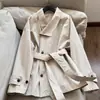 2026 novo trench coat feminino, com gola assimétrica curta, acinturado, de caimento levemente solto, atacado N6BW2735