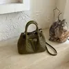 Bolso de mano tejido de estilo coreano de alta moda para mujer, otoño temprano 2026, bolso tote pequeño, bolso de hombro tipo cubo elegante y simple
