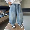 Calça Jeans Curva para Menino Primavera e Outono Estilo Coreano Infantil Bonita Casual Solta Calças Longas para Meninos Comércio Exterior