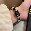 2024 nuevo diseño de nicho pasta de sésamo negro y queso pulsera de gatito moda simple todo-partido joya para la mano