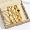 Pulseira Geométricas de Aço Inoxidável com Padrão de Onda Dourada Cravejada de Diamantes Carta de Amor Transfronteiriça, Acessório de Moda de Luxo Leve de Alta Qualidade