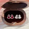 Brincos de alta qualidade, totalmente cravejados de diamantes, de tamanho pequeno para mulheres, apresentando um design de luxo leve, estilo chinês com detalhes em madrepérola, primorosamente trabalhados, delicados e versáteis