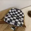 Gorro de punto a cuadros transfronterizo para mujer, diseño retro de bloques de color para otoño e invierno, circunferencia de cabeza grande, efecto adelgazante del rostro, con estampado de logotipo