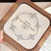 Pulseira de Trevo de Quatro Folhas Azul Cinza para Mulheres, Atmosférica, Versátil, Joia de Mão Exquisita, Nova Chegada 2026, Em Estoque, Ouro Branco
