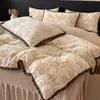 Set de Cuatro Piezas de Terciopelo Cálido Engrosado con Tallado Leche Terciopelo Estilo Cubrecama Terciopelo Coral Terciopelo Doble Cara Funda de Edredón Sábana Invierno Duerme Desnudo