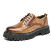 Sapatos de couro novos de tamanho grande para adolescentes, com biqueira larga, à pronta entrega, para uso transfronteiriço, sapatos casuais de negócios estilo retrô, com cadarço, sola grossa, para aumentar a altura