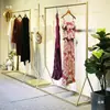 Estante de exhibición para tienda de ropa de pie para vestido de novia vestido de noche estante dorado para ropa estilo ins perchero para tienda de ropa de mujer