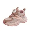 Tênis Forrado com Fleece para Meninas 2025 Novo Estilo de Inverno Sapatos de Algodão Quentes para Meninos com Fivela Giratória Tênis de Corrida para Crianças Pai