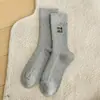 Calcetines estilo miu, calcetines de media pantorrilla bordados con letras para mujer, calcetines de algodón acanalados de color liso, calcetines nuevos estilo coreano para otoño/invierno