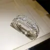 Pulseira aberta em formato de diamante de três camadas com zircônias cúbicas cravejadas, versátil, moderna e elegante, um acessório de luxo leve com toque de alta qualidade, projetada para mulheres