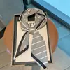 Accesorio Protector Solar de Estilo Coreano, Holgado, Elegante y Versátil con un Pañuelo de Seda, Sensación de Alta Gama, Combinado con una Capa Rayada y un Pañuelo Triangular