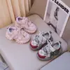 Zapatillas de Malla Transpirables para Niños 2025 Verano Nueva Moda Casual Niños Medianos y Grandes Zapatillas Ligeras Zapatos de Papá
