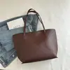 Bolsa casual de gran capacidad, nueva colección otoño 2026, bolso de hombro moderno y a la moda, diseño simple, adecuado para estudiantes universitarios para usar como bolso de mano para clases.