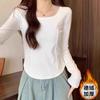 Camisa básica de manga larga color albaricoque leche para mujer, ropa de primavera, otoño e invierno, camiseta interior de algodón puro, camiseta corta ajustada de estilo occidental puro.