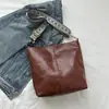 Bolso de diseño nicho para mujer 2024 Nuevo bolso de hombro retro casual Bolso cubo para dama Bolso bandolera simple de moda
