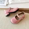 Sapatos Mary Jane para Meninas Fofas 2026 Primavera/Outono Novo Estilo Meninas Couro Patente Salto Bloco Estilo Academia Sapatos de Couro Fivela Única Flats