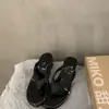 Chinelos Anabela Estampa de Leopardo Feminino Verão Outdoor 2026 Novo Estilo Para Pessoas Baixas Aumenta Altura Sandálias de Praia Sandálias de Dedo Feminino