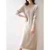 Vestido Novo de Gola V Outono/Inverno 2026, Vestido Suéter de Tricô Solto Acima do Joelho, Vestido Longo para Usar Sob um Casaco, Vestido Suéter