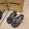 Chinelos de Passeio Femininos Tendência 2024 Novos de Verão Fashion Sandálias Planas Simples de Solado Grosso Sapatos Casuais de Praia