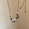 Colar de Aço Titânio com Pingente de Borla de Câmera Marrom Retrô para Mulheres, Corrente de Suéter com Pérolas Estilo Doce e Cool Sexy Acessórios de Empilhamento
