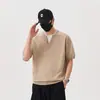 Camiseta de Verão Novo Estilo Falsa Duas Peças com Decote em V e Manga Curta para Homens, Marca Moderna com Toque de Luxo, Camiseta de Malha com Manga Meia-Manga Ajustada na Cintura para Homens