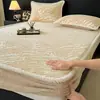 Falda de Cama Gruesa de Felpa de Leche Tallada para Invierno, Pieza Única, Manta de Coral Fleece con Forro de Terciopelo, Protector de Colchón de Felpa, Juego de Tres Piezas