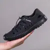 Novas Sandálias de Verão 2026 com Superfície de Couro Vazada para Homens, Sapatos Respiráveis e Confortáveis com Biqueira Fechada, Solas Macias e Corte Baixo Perfurado Casuais