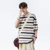Camiseta Listrada Versátil de Manga Curta para Homens, Roupa de Verão 2025, Estilo Novo Casual Solto, Gola Redonda, Mangas Curtas para Adolescentes