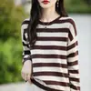 Novo top de tricô listrado com blocos de cor e gola redonda para outono e inverno, versão coreana elegante e moderna, modelagem solta, camada interna quente