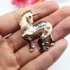 Nuevo broche retro elegante de caballo blanco a juego con unicornio, ropa y accesorios de alta gama para traje, dibujos animados de animales, cabello de metal.