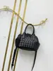 2024 Nuevo bolso de cuero Boston portátil para mujer, bolso tejido, bolso de hombro casual, bolso cruzado portátil, bolso de bolos