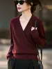 Suéter de punto con cuello en V cruzado y manga larga que acentúa la clavícula, simple y estilizado, versátil para primavera y otoño, estilo elegante y relajado para mujer