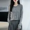 Cardigã de tricô com gola redonda em estilo minimalista para mulheres, perfeito para o início do outono, leve, feito com lã sintética de alta qualidade, branco elegante, versátil como camada base