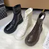 Elegantes y estilizan, estas botas estilo Martin para mujer para otoño e invierno 2026 cuentan con un suave empeine de piel, punta redonda, suela plana y un diseño versátil. También están forrados con forro polar para mayor calidez.