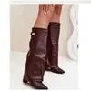 Botas femininas transfronteiriças europeias e americanas, bico fino, cano largo, fivela de metal reta, botas de comprimento médio, tamanho grande, salto grosso, botas femininas estilo calça