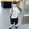 Conjunto de Verão para Meninos Fresco e Estiloso 2026 Nova Tendência Camiseta de Manga Curta para Bebê Roupas Infantis Conjunto de Duas Peças para Crianças Pequenas