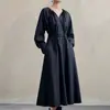 Elegante vestido de principios de otoño con escote en V, cintura con cordón, mangas largas, silueta en A, efecto adelgazante y largo por encima de la rodilla.