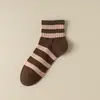 Meias da série de cores Melard para mulheres, meias curtas de primavera e verão, meias sem costura da moda, meias curtas versáteis populares online para mulheres