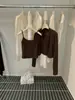 Colección Otoño 2026: Conjunto casual de tres piezas para mujer de alta gama con pantalones anchos en color negro y café, que incluye una chaqueta elegante y sencilla y un top de tirantes.