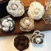 Broche de Camelia y Perla Estilo Francés, Broche Versátil Elegante y de Alta Gama para Otoño e Invierno, Accesorio para Traje y Abrigo