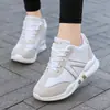 Zapatos para mujer que aumentan la altura, de suela gruesa, estilo nuevo para primavera y otoño 2026, versátiles, casuales, de tacón alto, duraderos y adecuados para un look preppy