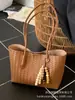 Bolsa de Tecido Grande de Grande Capacidade Estilo Retrô para Mulheres no Outono e Inverno, Versátil Bolsa de Ombro Casual Nova 2025 para Trabalho e Deslocamento Bolsa Tote