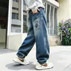 Calça Jeans Masculina Primavera e Outono 2026 Nova Roupa Infantil Calça Comprida para Crianças Maiores Calça Reta Solta Venda por Atacado