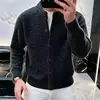 2026 Cardigan de Tricô Simples de Luxo Leve Masculino Outono Inverno Novo Gola Redonda Cor Sólida Estilo Preguiçoso Casaco Suéter Solto Tendência