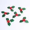 Navidad Hoja Verde fruto rojo accesorios de decoración hoja triangular diy accesorios de tela colgante para árbol de Navidad decoraciones navideñas
