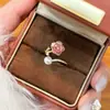 Anillo de Flor de Rosa Cepillada Color Dorado Estilo Vintage 2026 con Pedrería y Perlas Artificiales, Anillo de Flor Ajustable en Oro Rosa